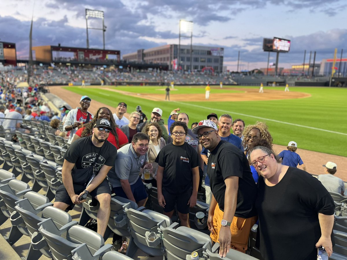 ilmediaschool's tweet photo. 🚨⚾️ We had a successful Alumni event last night at the @TheChicagoDogs game! It was great too see former graduates from our O’hare and Chicago campuses come out! Thank you to the Dogs staff for their hospitality! #iamims #baseball #reunion https://t.co/YD9u4mD1Eq