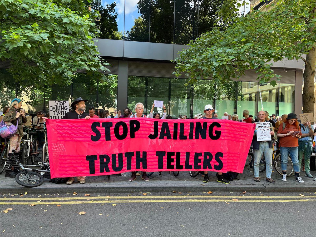 getprdone's tweet photo. Starmer changed the rules of democracy when in opposition. Rwanda, Strikes (Minimum Service Levels), Public Order (Ban Peaceful Protest), Voter ID could not have been derived from the Tories 2019 manifesto but #LabourLords abstained and waived them through.
We see why now.. https://t.co/5FdabJkrNC