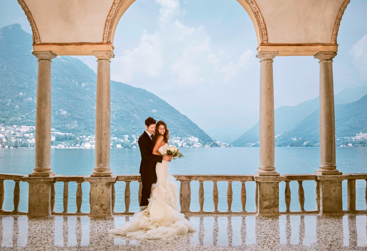 A dreamy entrance for a fairytale wedding, there is no such thing as fantasies for Villa Pliniana wedding destination.
.
.