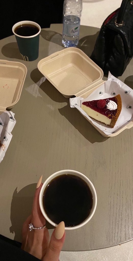 lCl9I's tweet photo. جيت أسابق لهفتي 
سابقتني خطاي https://t.co/rfdnPEmcgy