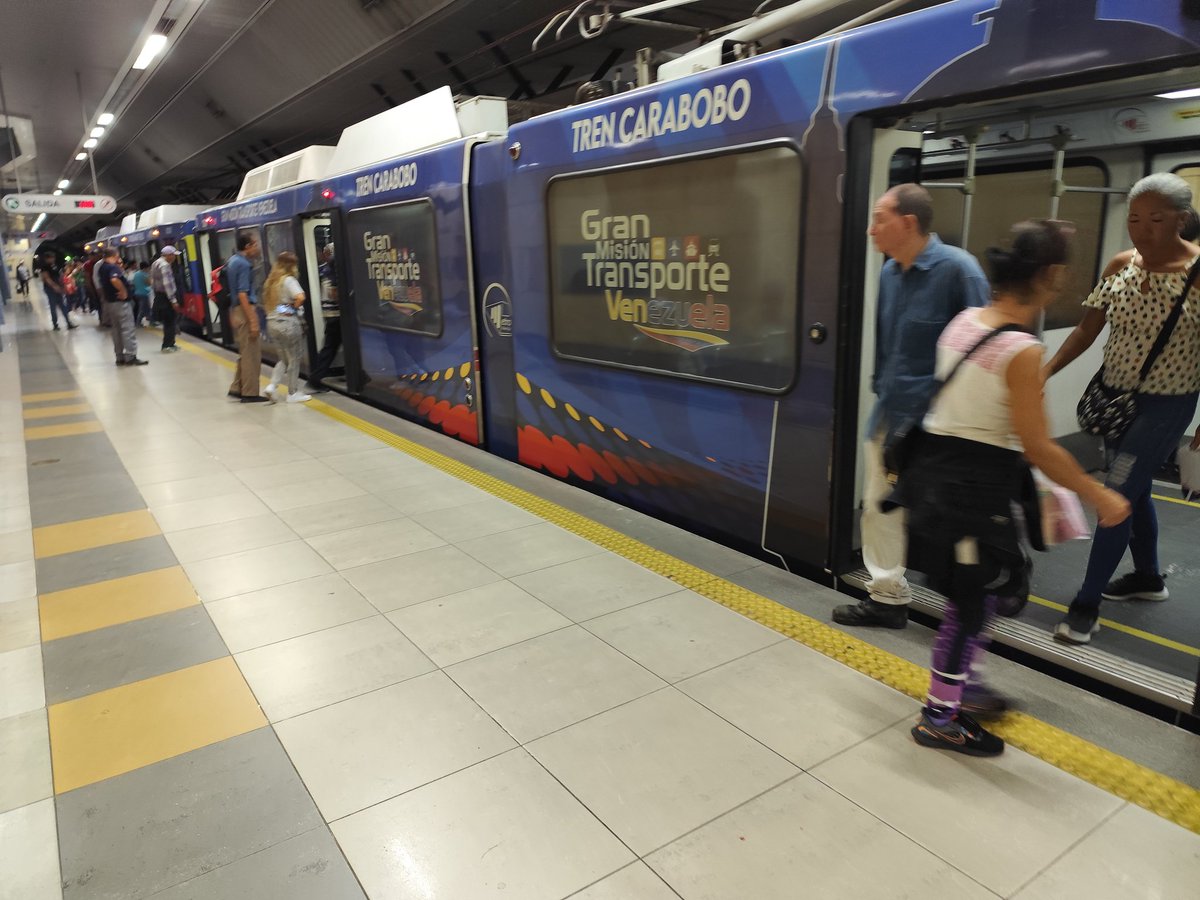 CAMETROVALENCIA's tweet photo. #18Jul ||En @CAMETROVALENCIA trabajamos sin descanso para garantizar al pueblo un traslado seguro y confiable a través de línea 1 y 2 de las 👥. Con la #GMTVen ¡Seguimos Avanzando! 💯✅ @nicolasmaduro @rvaraguayan @Yolyemil #VenezuelaObrera https://t.co/Hrnkp6rSk2