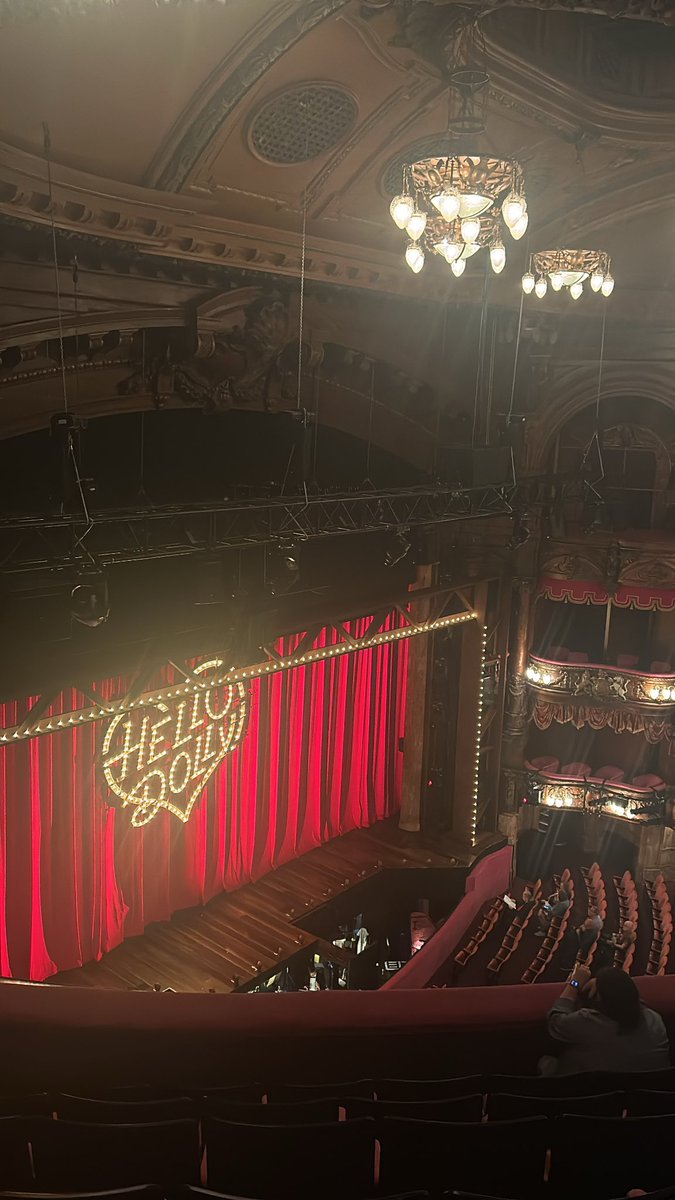 A packed house and a well-deserved standing ovation for a brilliant cast and production of Hello Dolly at <a href="/LondonPalladium/">The London Palladium</a> yesterday! Imelda Staunton was amazing, naturally! #hellodolly