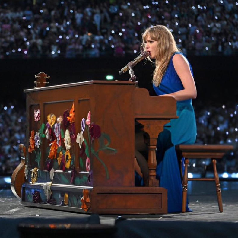 tswifterastour's tweet photo. 🚨| Taylor Swift performs "this is me trying" from "folklore” as the second surprise song for Day 2 of ‘The Eras Tour’ in Gelsenkirchen, Germany!
#TSTheErasTour #GelsenkirchenTSTheErasTour https://t.co/46GwBqkwmt
