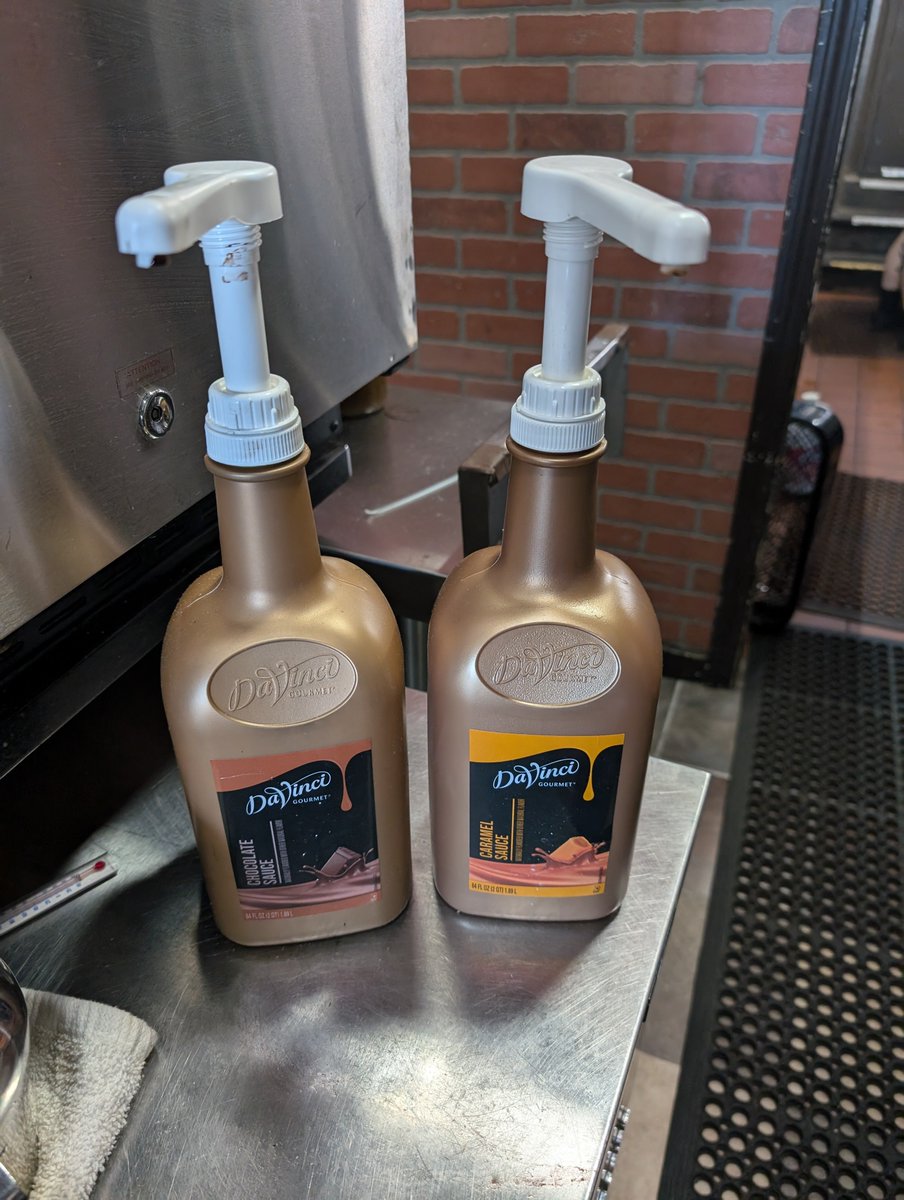 bikeeny's tweet photo. @davincigourmet 
Whoever changed the design of the labels has never worked in a busy cafe! 
Used to have Chocolate/Caramel written on top. Our lights are dim so the label shade is not enough to identify quickly. I can't be the only cafe owner to struggle. Change it back, please https://t.co/H0itKk2AdC