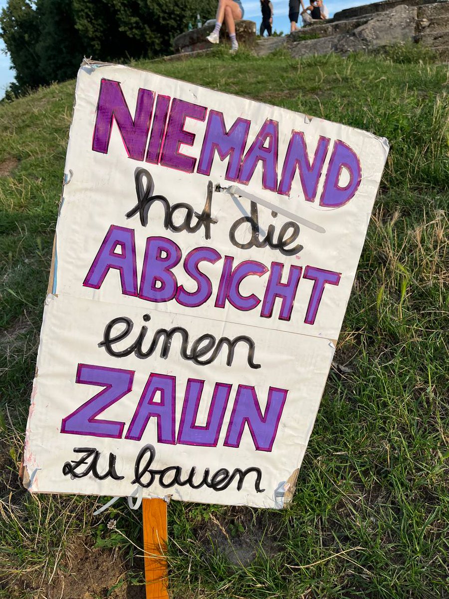 bizimkiez's tweet photo. Was für 1 schöner warmer Sommerabend im Görli: nette Nachbar*innen, produktive Arbeitsgruppen, ob zu #TagZ oder Anwohnendenklage, viel Interesse an der Ausstellung, dazu der wunderschöner Sonnenuntergang. Weiter geht das #GörliSleepover mit Filmen, Essen, Nachtwanderung... https://t.co/FCzQPstnLi