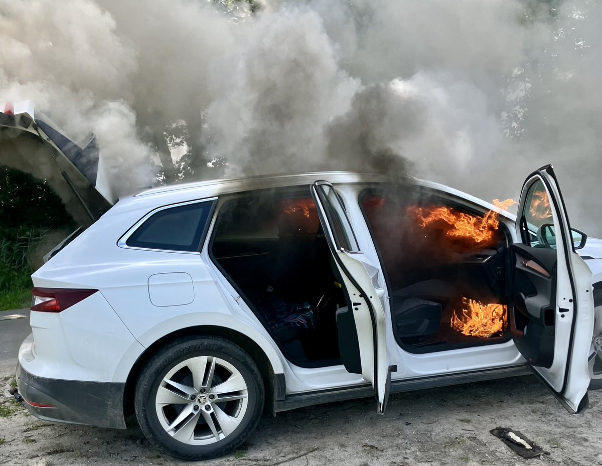 wvloenen_van's tweet photo. #Tbo piket @vrnhn nog geen 5 minuten oud en gelijk eerste klus in #Slootdorp. Brand Skoda Enyaq IV 80 Electric. #Accupakket betrokken bij brand en blijft opwarmen en uitgassen na blussing. Voertuig uit voorzorg in dompelbak geplaatst. https://t.co/0UlbhjCtaf