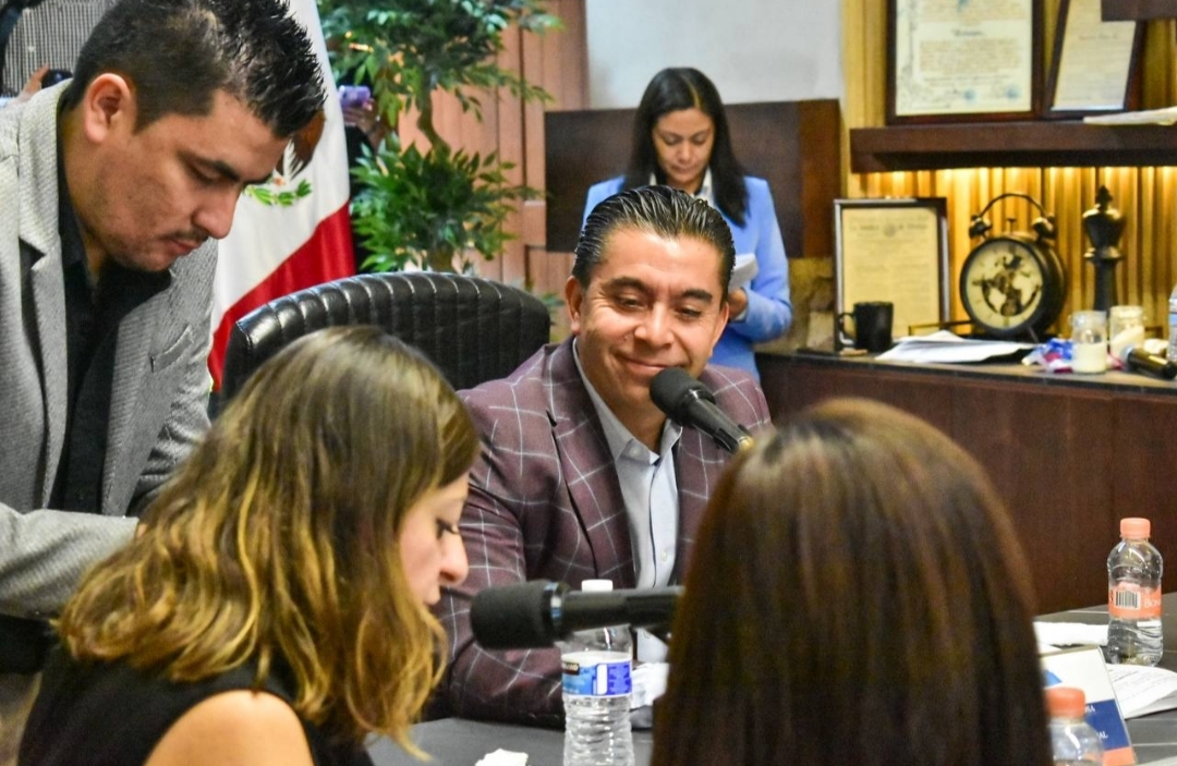 QueretaroAF's tweet image. Aprueba cabildo nombramiento del síndico Adolfo Colín como alcalde interino ift.tt/QI0BtPZ