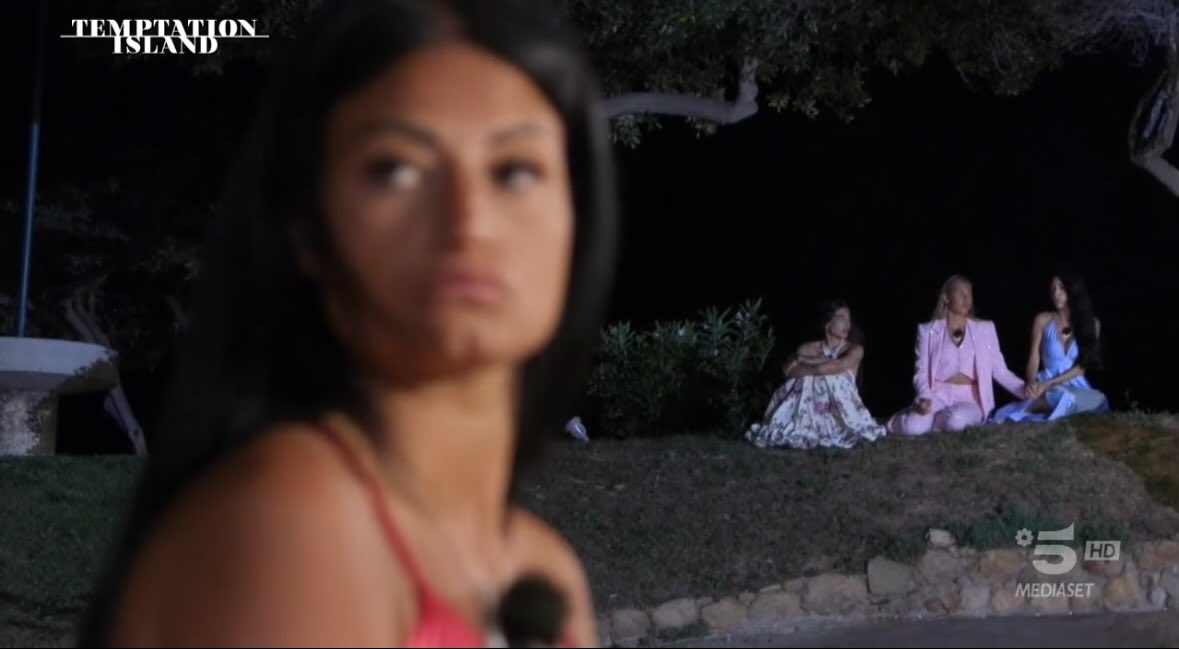 yleniaindenial1's tweet photo. le ame quando vogliono sapere i gossip il posto fisso non lo lasciano 

#Temptationisland https://t.co/5us10zUlFM