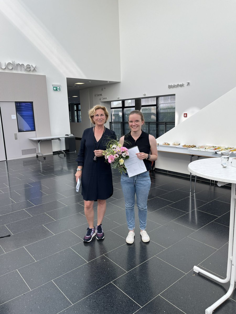🥳🎉 Congratulations 🥳🎉 <a href="/svenjakacz/">Svenja Ka</a> , here with Prof. Eike Quilling, vice president research and transfer @hsgesundheit 

….on winning 2nd place for the poster prize at the recent "Tag der Nachwuchwissenschaftler*innen" ('early career researcher day')!