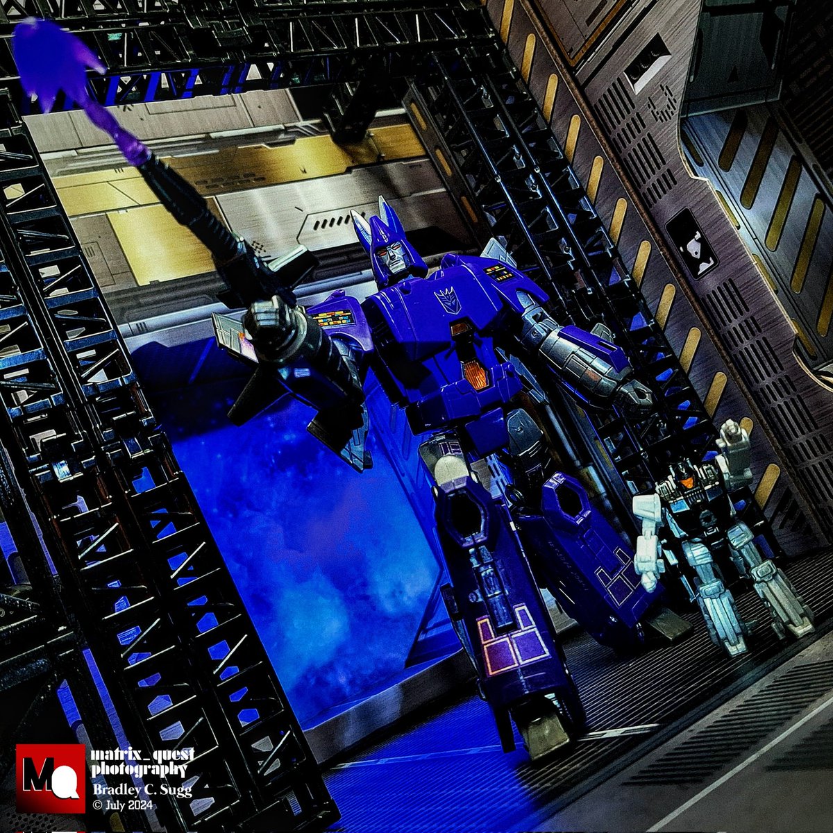 BradleyCSugg's tweet photo. - "To battle!"
#TransformersLegacy : #GenerationsSelects: #DecepticonCyclonus and #Nightstick, his Nebulan #Targetmaster partner, raid the space station.
#Transformers #トランスフォーマー #Decepticon #Cyclonus #Hasbro #HasbroPulse #TakaraTomy #ExtremeSets #matrix_quest https://t.co/KNo11nTCNq