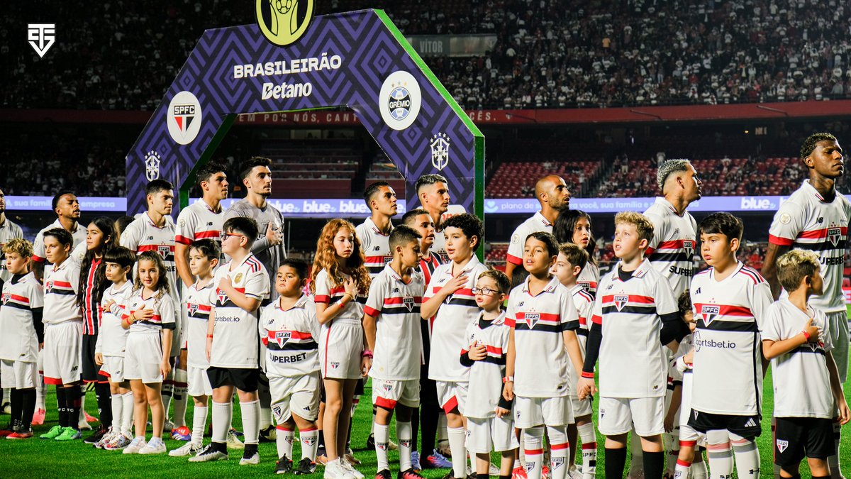 SocioTorcedor's tweet photo. ❤️🤍🖤 Sempre um prazer receber a #TorcidaQueConduz para experiências inesquecíveis com nosso @SaoPauloFC!

Aos sócios que estiveram conosco, na partida contra o Grêmio, todos os registros já estão disponíveis no Facebook do ST.

#SejaSócioTorcedor #VamosSãoPaulo 🇾🇪 https://t.co/chjlwo0Puo