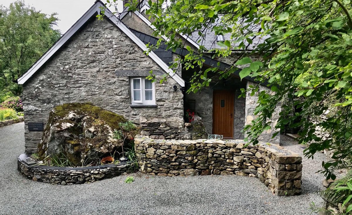 🏴󠁧󠁢󠁷󠁬󠁳󠁿 Pengwern: Self-catering. B & B. tweet media