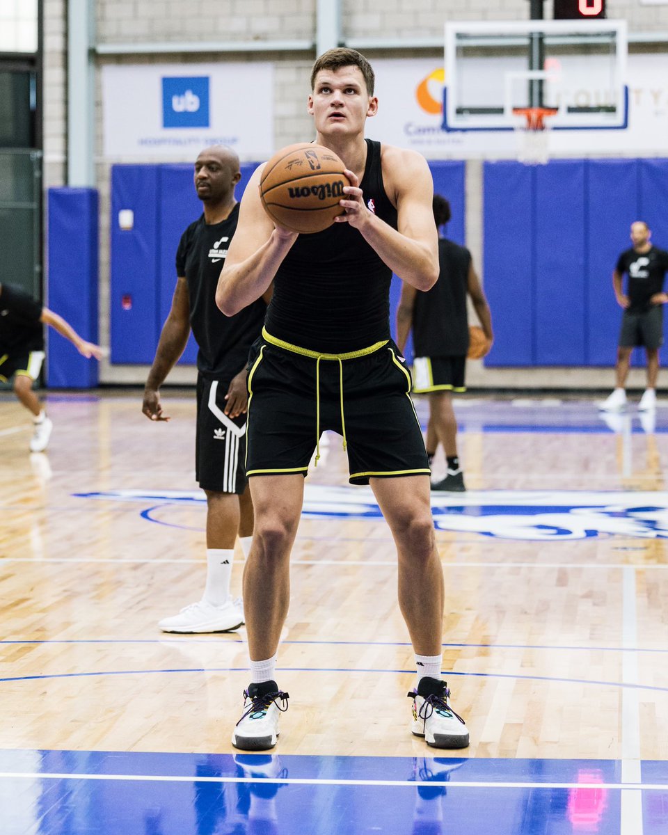 utahjazz's tweet photo. hoop sesh??? 🙂↔️
#TaleNote https://t.co/KwxywamzJs