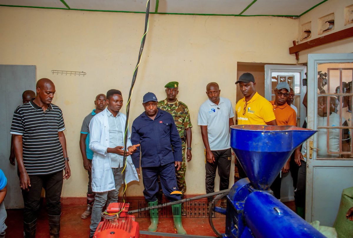 NtareHouse's tweet photo. @GeneralNeva Dans la poursuite de la caravane #Inkebuzo à #Cankuzo, l'ami des jeunes S.E @GeneralNeva a visité une unité de transformation de l'huile de tournesol dont la capacité de production varie entre 200 et 250 L/j, dirigée par Nimbona Justin, un jeune bénéficiaire du soutien du #PAEEJ https://t.co/YlHQN3nedB