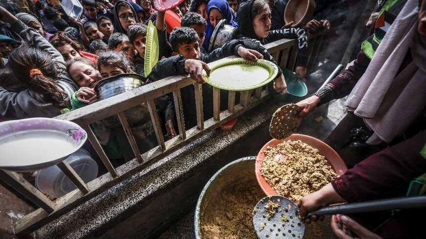 HopkinsIrine's tweet photo. A lot of people are in need of food and when help  arrives it's always another struggle to have the food and take it home .Because of the large numbers in need
#FightHunger https://t.co/RBVkZuCmGC