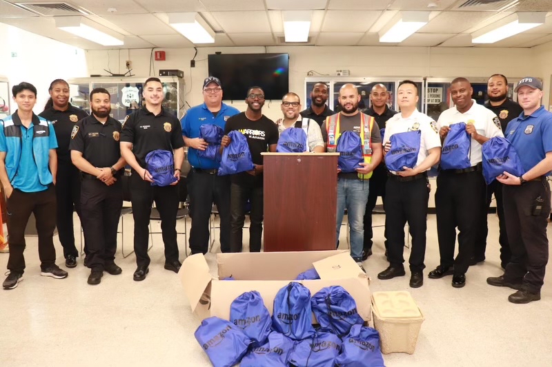 NYPD107Pct's tweet image. With a collaboration between @NYPDChiefOfDept Rapid Response Team and @Amazon, the precinct was provided with backpacks and other items that will be put to good use in our community!  #AmazonintheCommunity @VinnyRoman1
