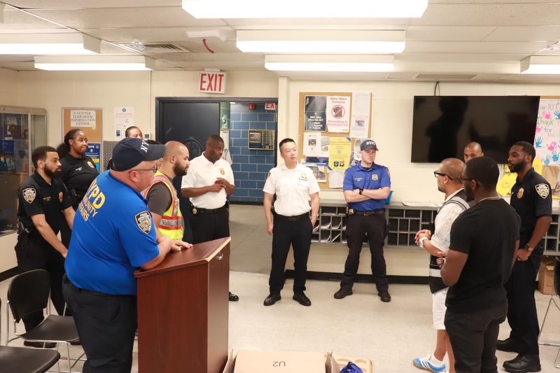 NYPD107Pct's tweet image. With a collaboration between @NYPDChiefOfDept Rapid Response Team and @Amazon, the precinct was provided with backpacks and other items that will be put to good use in our community!  #AmazonintheCommunity @VinnyRoman1