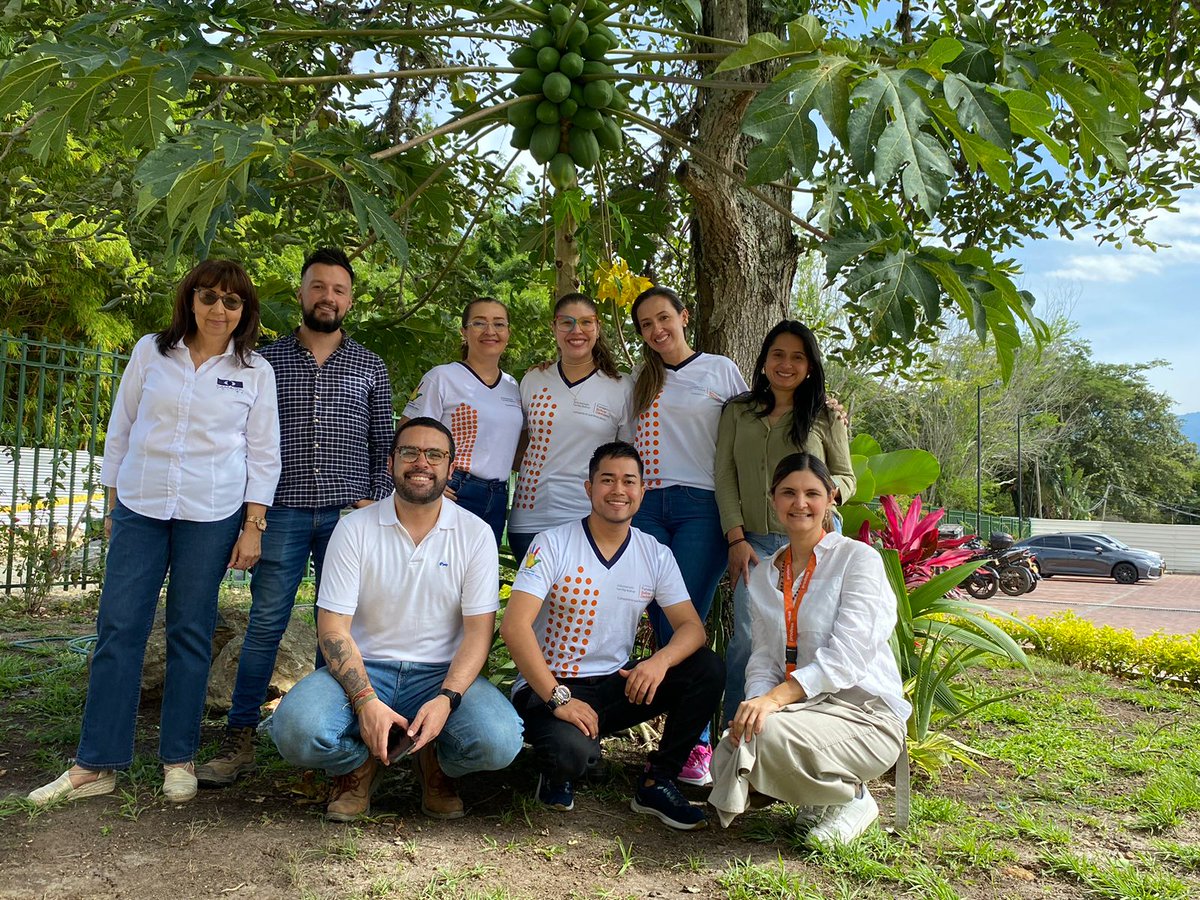 CAMACOLBOGOTA's tweet photo. Gracias @CamacolTolima, @FNAahorro, #ConstructoraBolívar, @FundacionBD y @BancodeBogota por sumarse hoy a la jornada de nuestro programa #DelDichoAlTecho. https://t.co/G6GWNA4PW7