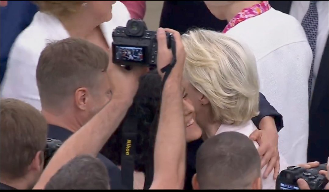 _LePetitCaporal's tweet photo. Le matin, Manon Aubry n'a pas de mots assez durs pour Ursula von der Leyen.
L'après-midi, elle l'embrasse comme du bon pain après sa réélection.

Électeurs insoumis, vos élus vous prennent pour des cons. Et ils ont bien raison de le faire, puisque ça marche. https://t.co/eJ1Hr3TXwF
