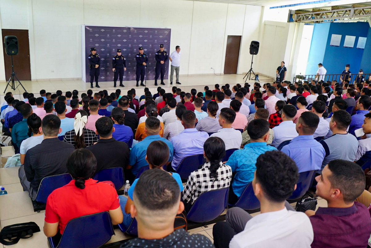 ANSPSV's tweet photo. El Subdirector General, Cmsdo. Saúl Hernández y los Subdirectores de División, dieron la bienvenida a los aspirantes que integrarán la promoción 134 del nivel básico que ingresará el próximo mes de agosto. #ElorigendelosHéroes https://t.co/60iVT5YzJ4