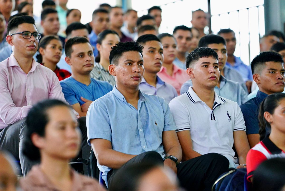 ANSPSV's tweet photo. La reunión es de carácter informativo previo a su ingreso, donde se le brinda información al futuro estudiante sobre el quehacer institucional y los beneficios que tendrán al ingresar a la Academia de Policía. #ElorigendelosHéroes https://t.co/fdarm4ssmf