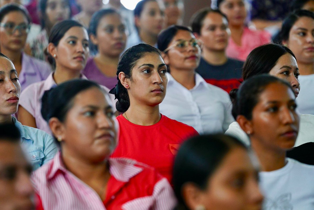 ANSPSV's tweet photo. La reunión es de carácter informativo previo a su ingreso, donde se le brinda información al futuro estudiante sobre el quehacer institucional y los beneficios que tendrán al ingresar a la Academia de Policía. #ElorigendelosHéroes https://t.co/fdarm4ssmf