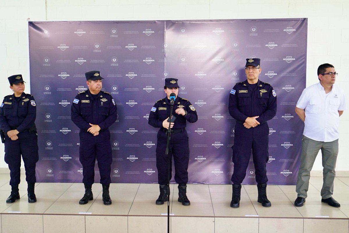 ANSPSV's tweet photo. La reunión es de carácter informativo previo a su ingreso, donde se le brinda información al futuro estudiante sobre el quehacer institucional y los beneficios que tendrán al ingresar a la Academia de Policía. #ElorigendelosHéroes https://t.co/fdarm4ssmf
