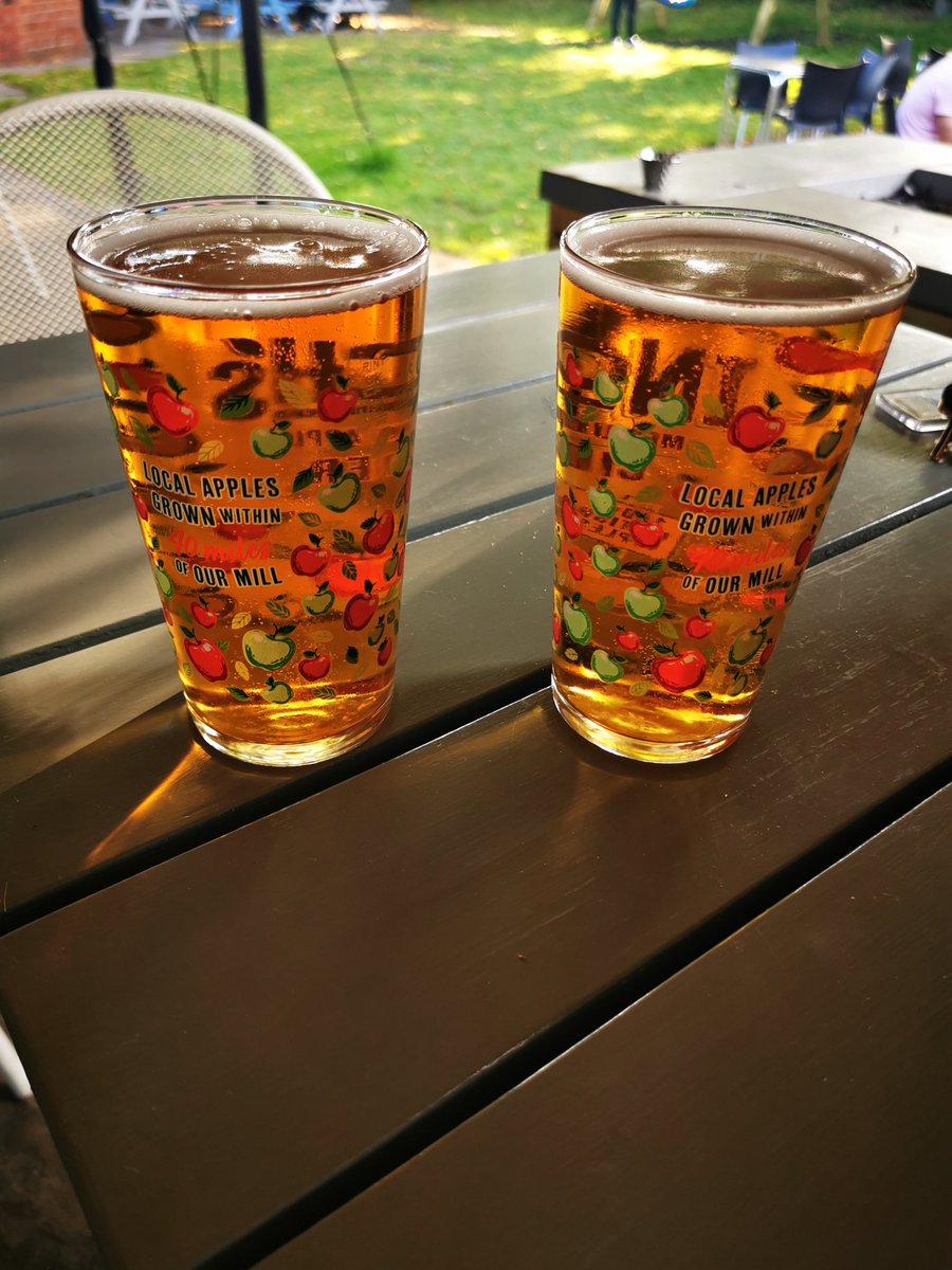 roxyfox140978's tweet image. How it started.... 6 pints later how it&apos;s going 😂😂😂😂😂😂😂🍻🍻🍻
#outout