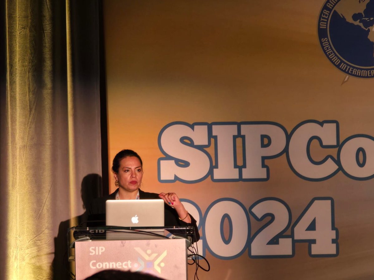 cuestion_p's tweet photo. ¡Qué lindo estás, Miami 🇺🇸☀️! Estuvimos en la #SIPConnect2024 de la @sip_oficial 🔥. @claudibaez, CEO de @cuestion_p, hizo parte del congreso que abordó el impacto de la IA en la evolución del periodismo 🦾 y cómo se están transformando las reglas del juego. 👏