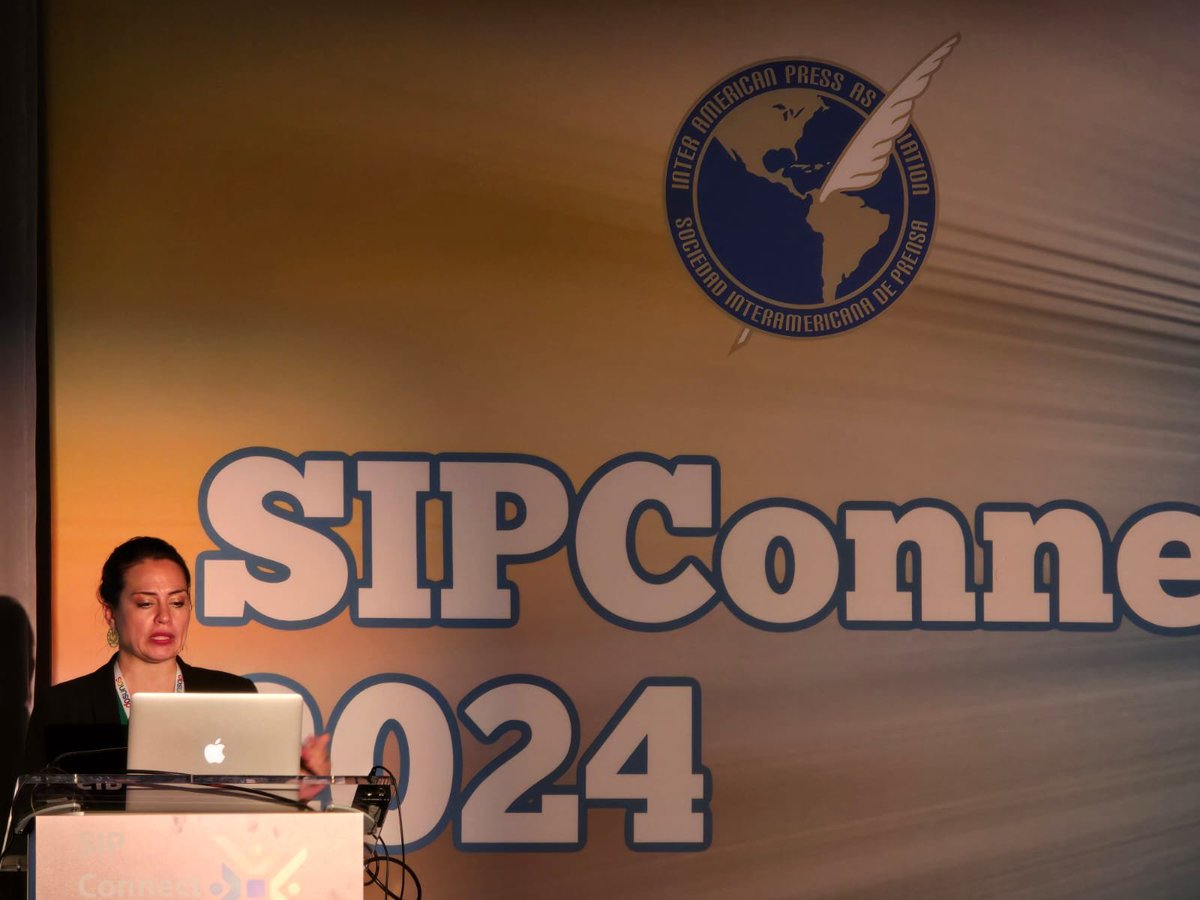 cuestion_p's tweet photo. ¡Qué lindo estás, Miami 🇺🇸☀️! Estuvimos en la #SIPConnect2024 de la @sip_oficial 🔥. @claudibaez, CEO de @cuestion_p, hizo parte del congreso que abordó el impacto de la IA en la evolución del periodismo 🦾 y cómo se están transformando las reglas del juego. 👏