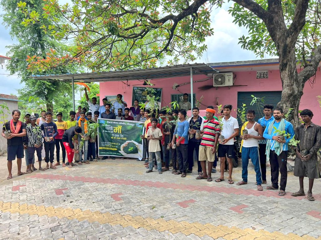 cleanganganmcg's tweet image. जिला गँगा समिति, भोजपुर द्वारा 'एक पेड़ माँ के नाम' अभियान के तहत कुदरिया गँगा ग्राम, बड़हरा  प्रखंड व सिन्हा गँगा ग्राम, सिन्हा पंचायत में आम, अमरूद, शीशम ,सागवान, महोगनी ,अर्जुन, आँवला, नींबू, बकाईन, ग्रीन सिमर व बॉस प्रजाति के 2000  पौधों का वितरण किया गया।

#DGC #NamamiGange