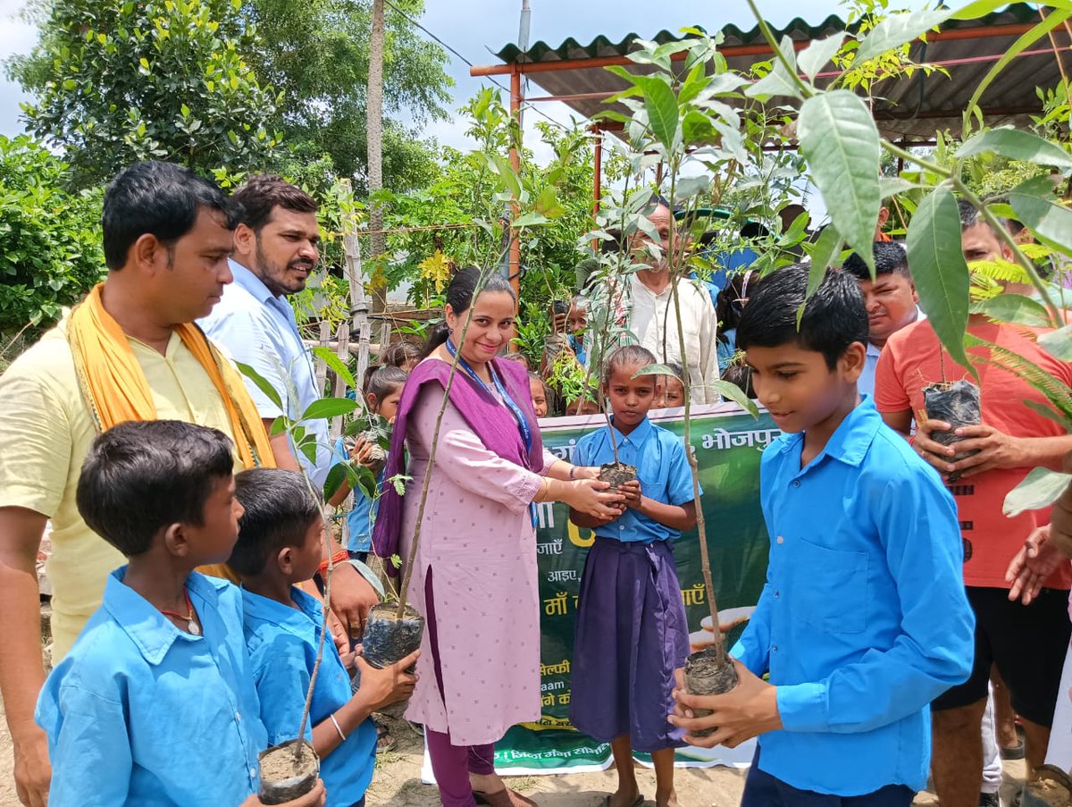 cleanganganmcg's tweet image. जिला गँगा समिति, भोजपुर द्वारा 'एक पेड़ माँ के नाम' अभियान के तहत कुदरिया गँगा ग्राम, बड़हरा  प्रखंड व सिन्हा गँगा ग्राम, सिन्हा पंचायत में आम, अमरूद, शीशम ,सागवान, महोगनी ,अर्जुन, आँवला, नींबू, बकाईन, ग्रीन सिमर व बॉस प्रजाति के 2000  पौधों का वितरण किया गया।

#DGC #NamamiGange