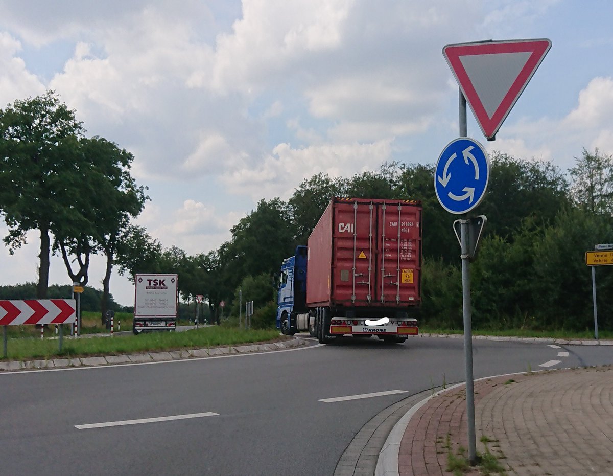 UrbanAchso's tweet photo. Demnächst auch vor Ihrer Kita an d. Lerchenstraße/ #Dodesheide/#Osnabrück.
Eine Sperrung der Lerchenstraße/ Knollstraße für LKW über 7,5t aufgrund d. Umbaus der Vehrter ist wegen d. Quell- und Zielverkehrs nicht möglich 🤷.
Freu dich drauf. Für 2 Jahre.
https://t.co/WvrnHa62q0 https://t.co/E2lt8ZSOE3