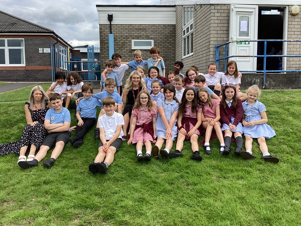 G_HamiltonClass's tweet photo. What a year we have had! You have all been so amazing! Thank you so much for all our gifts we are so grateful and we hope you have a lovely summer! 
Miss Hamilton and Miss Blyth https://t.co/hBS6mLb13R