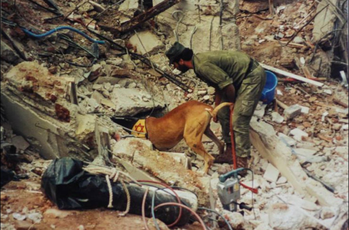 CapitanKaplan's tweet image. Hoy se cumplen 30 años de atnetado en la AMIA abrazamos a las familias de la víctimas y de los heridos. 

Cuesta reconocerlo para alguien oriundo de Uruguay (con sano humor lo escribo), pero lo campeones de América y del mundo, se están transformando en campeones en la…