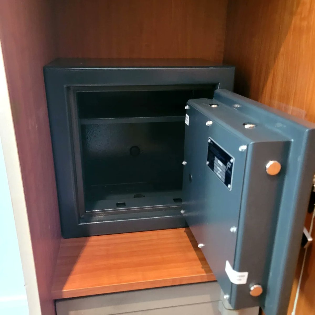 IKSLocksmiths's tweet image. Grade 1 safe in a property in Stanmore HA3.
Insurance rating £10k cash £100k valuables

Contact us on 0203 284 1045

#safe #homesafe #securitysafe #insuranceapproved #highsecurity
