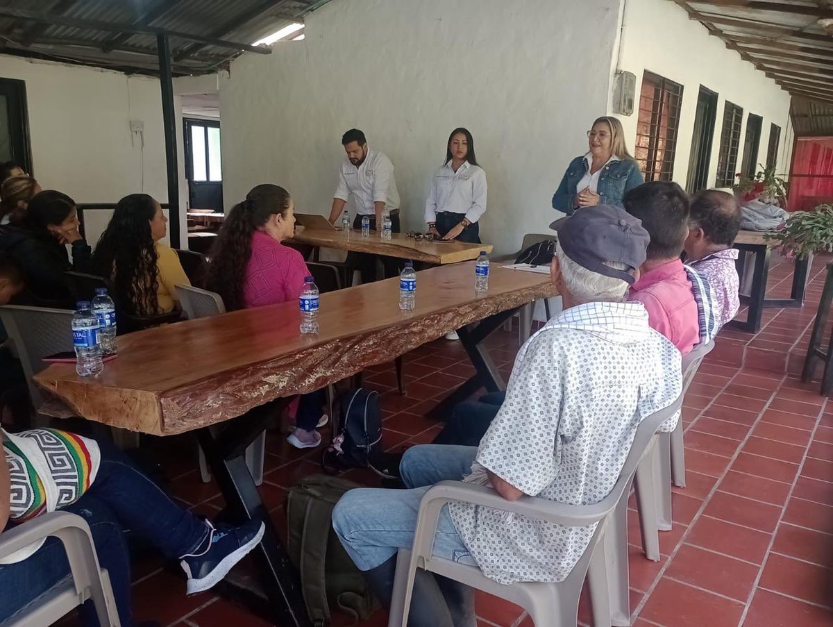 UNAD_ZonaSur's tweet photo. 🌟 #UNADInforma 🌟En el marco del proyecto de transformación de residuos del cultivo de plátano en Tolima, se realiza transferencia de conocimiento con la comunidad beneficiaria en el municpio Herveo.
#SostenibilidadAmbiental
#UnadZonaSur https://t.co/r8sb6hQH4s