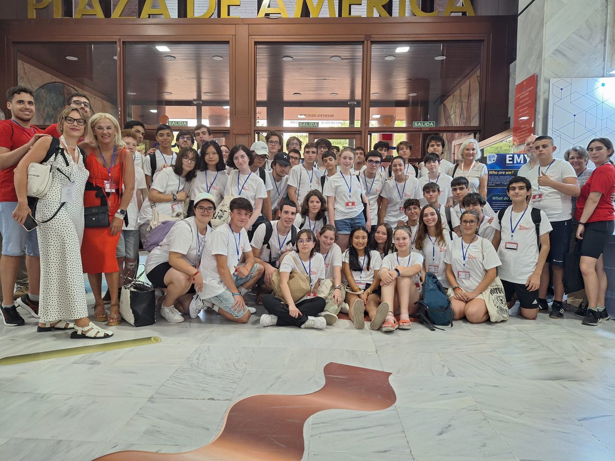 ECM2024Sevilla's tweet photo. This afternoon we had the visit of the Summer School in Mathematics organized by @ThalesSevilla y @unisevilla. 

More than 40 young math lovers have enjoyed a enlightening and entertaining lecture by #9ECM #invitedspeaker Saul Schleimer. 

Thank you, @SaulSchleimer ! https://t.co/NjJVgtdxDF