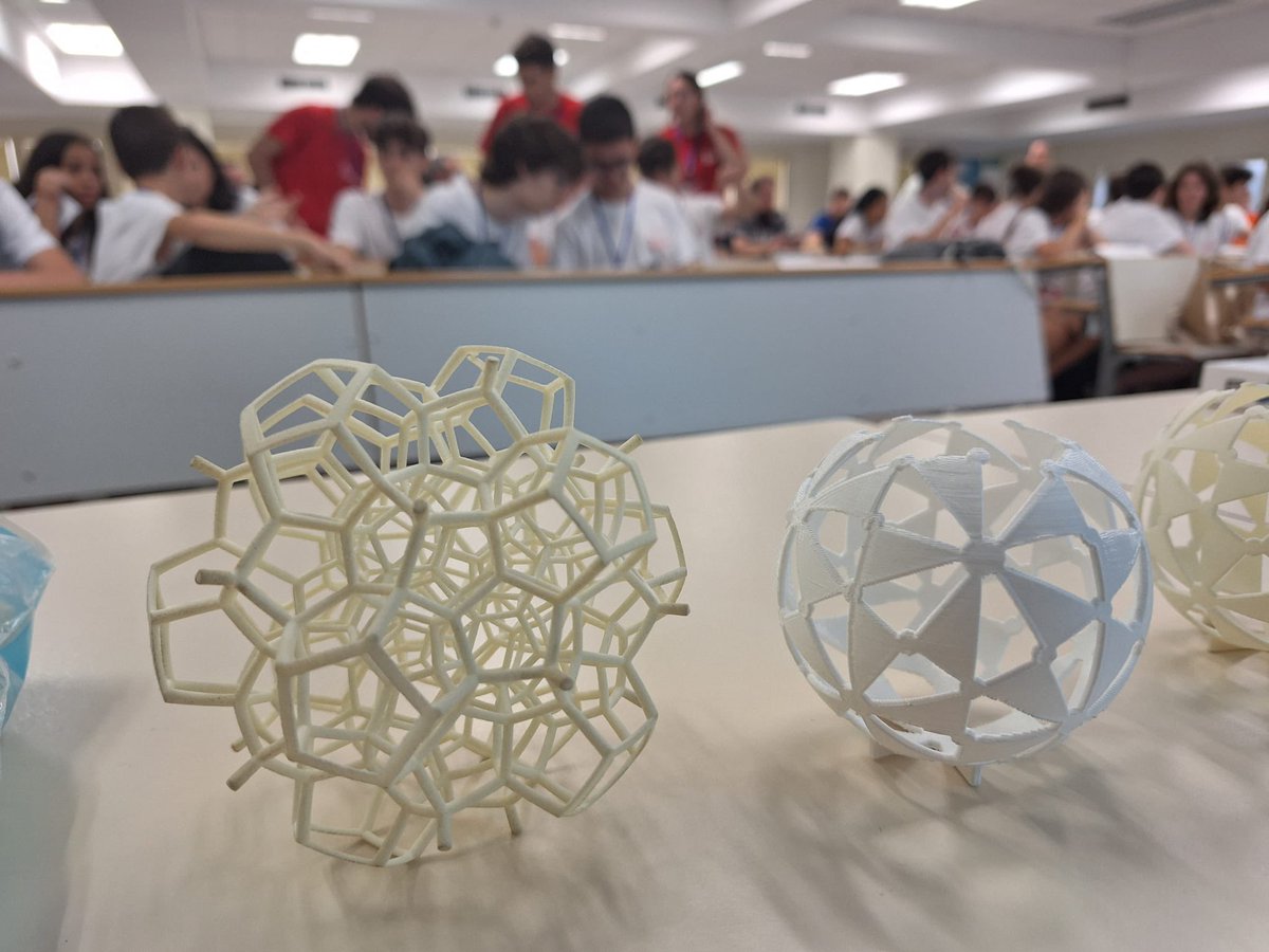 ECM2024Sevilla's tweet photo. This afternoon we had the visit of the Summer School in Mathematics organized by @ThalesSevilla y @unisevilla. 

More than 40 young math lovers have enjoyed a enlightening and entertaining lecture by #9ECM #invitedspeaker Saul Schleimer. 

Thank you, @SaulSchleimer ! https://t.co/NjJVgtdxDF