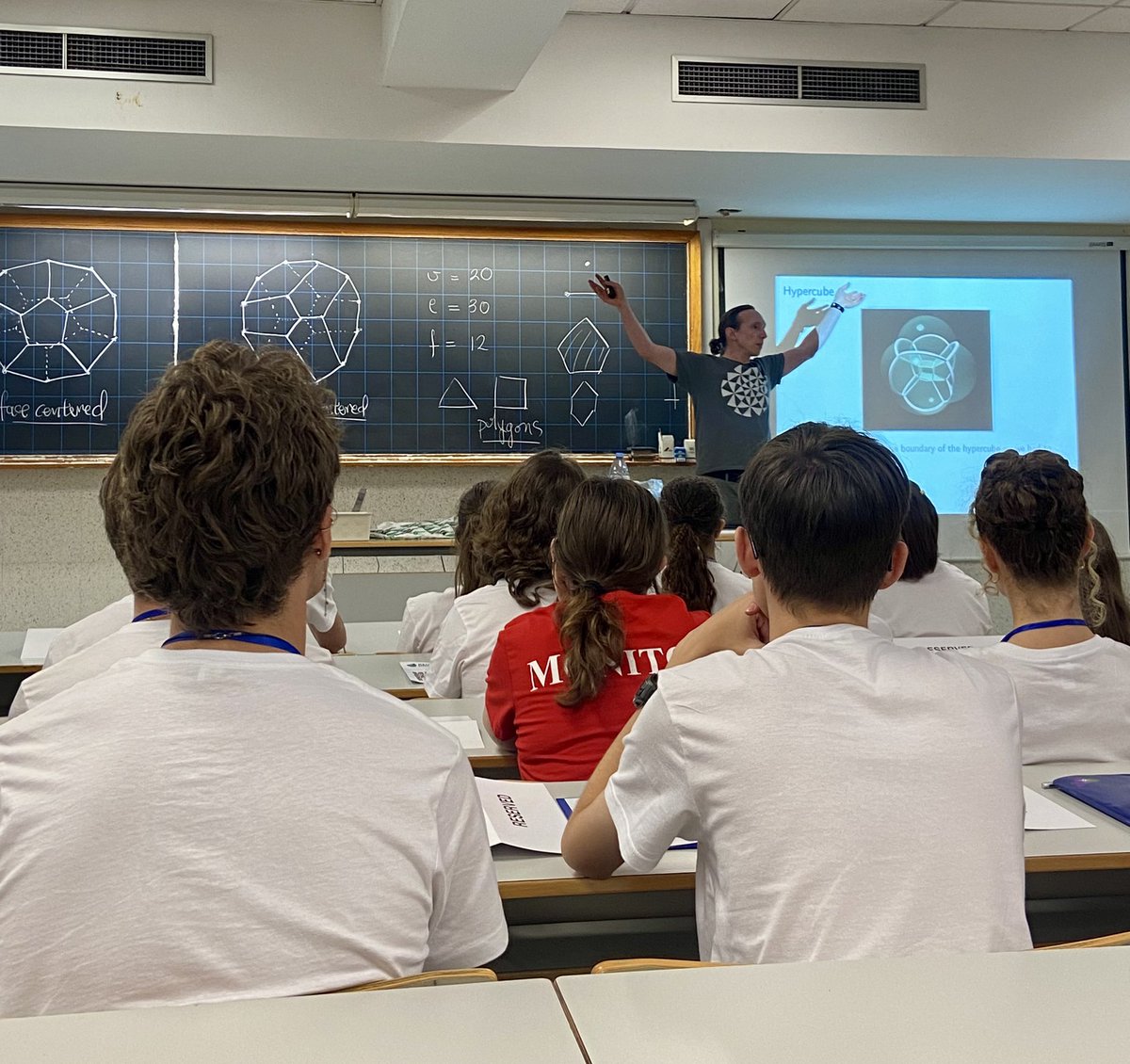 ECM2024Sevilla's tweet photo. This afternoon we had the visit of the Summer School in Mathematics organized by @ThalesSevilla y @unisevilla. 

More than 40 young math lovers have enjoyed a enlightening and entertaining lecture by #9ECM #invitedspeaker Saul Schleimer. 

Thank you, @SaulSchleimer ! https://t.co/NjJVgtdxDF