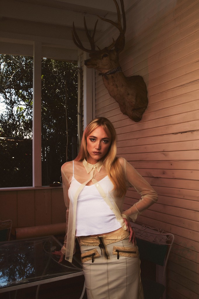 Maika Monroe is our July cover star ❤️🎞️
From the modern classic It Follows (2014) to Longlegs (2024), the new obsession for horror fans everywhere, @maikamonroe continued to provide us with unforgettable performances.

Read the full feature here- rb.gy/7vayew
⁠