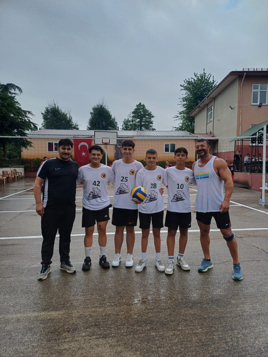 Vavukekspres's tweet photo. Takımımız Vavuk Ekspresspor voleybol takımı 12-13-14 Temmuz 2024 yılında oynanan  Geleneksel Tirebolu Karaya Havzası Fındığı voleybol turnuvasında 8 takım arasından 4'üncü oldu. Takımımız turnuva komitesi tarafından EN CENTİLMEN  TAKIM seçildi. 🏐💚🤍 https://t.co/pulkfsPa9Q