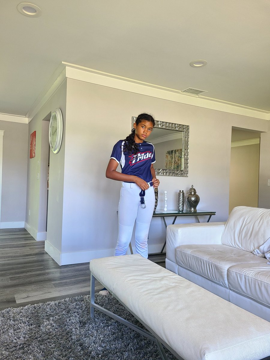 chendarharris's tweet photo. Getting ready to hit off the T in the back and Dad snaps a photo in my favorite #usssapride 🤦🏾 look for the day. @USSSAFastpitch @topgunfastpitch @scan1ansports @teampafastpitch @Softball_Home @BallGirlSports @SBRRetweets @extrainningsb @yathletesf https://t.co/1lH8ShGGrt