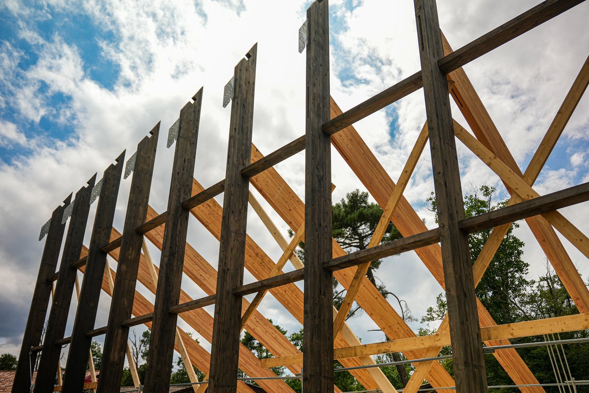 We are excited to announce the beginning of the construction of our Bioclimatic Pavilion, which will house workshops, a tasting room, and the new offices of Smith Haut Lafitte! This innovative project incorporates sustainable materials, renewable energy production.