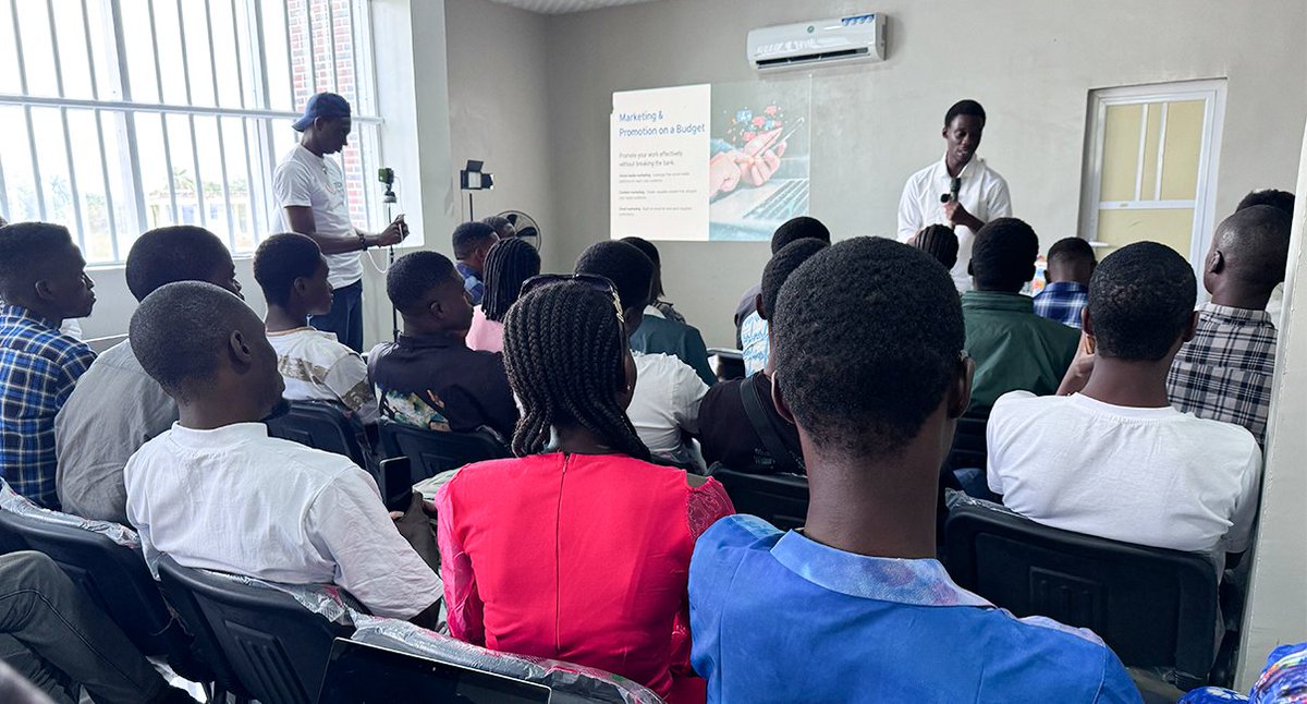 Jmtechcentre's tweet image. JM Tech&apos;s &quot;Tech on a Budget&quot; event was a smash hit! 
Students learned amazing tips and tricks for getting the most out of their tech without breaking the bank. 

Huge thanks to our awesome speakers and all the attendees! 
#TechOnABudget #JMTech