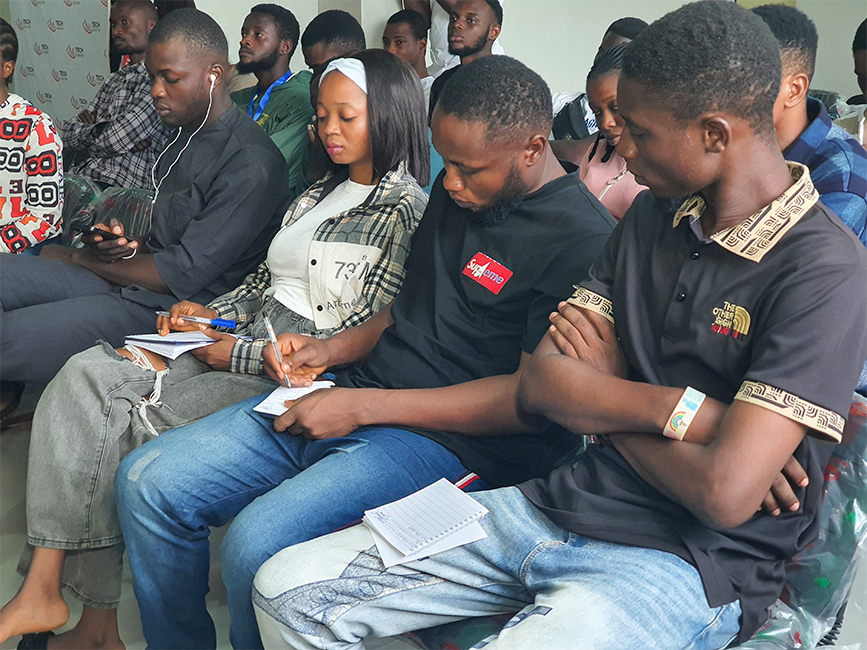 Jmtechcentre's tweet image. JM Tech&apos;s &quot;Tech on a Budget&quot; event was a smash hit! 
Students learned amazing tips and tricks for getting the most out of their tech without breaking the bank. 

Huge thanks to our awesome speakers and all the attendees! 
#TechOnABudget #JMTech