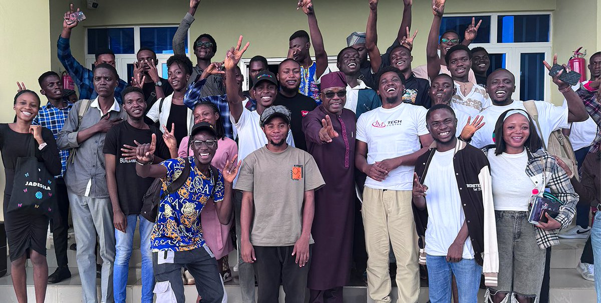 Jmtechcentre's tweet image. JM Tech&apos;s &quot;Tech on a Budget&quot; event was a smash hit! 
Students learned amazing tips and tricks for getting the most out of their tech without breaking the bank. 

Huge thanks to our awesome speakers and all the attendees! 
#TechOnABudget #JMTech