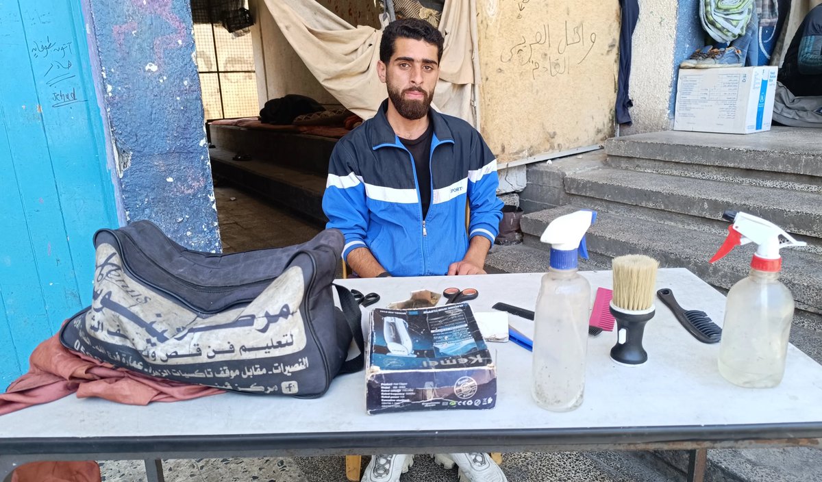 GazaUnlocked's tweet photo. “The war forced me to return to working as a barber. I had left that job three years ago when I started university." Mohammed Al-Taweel describes how Israeli occupation steals the dreams of Palestinian students in #Gaza
https://t.co/VqPabx5xcG
#DisplacedinGaza @GazaUnlocked https://t.co/HcVh966Mzw