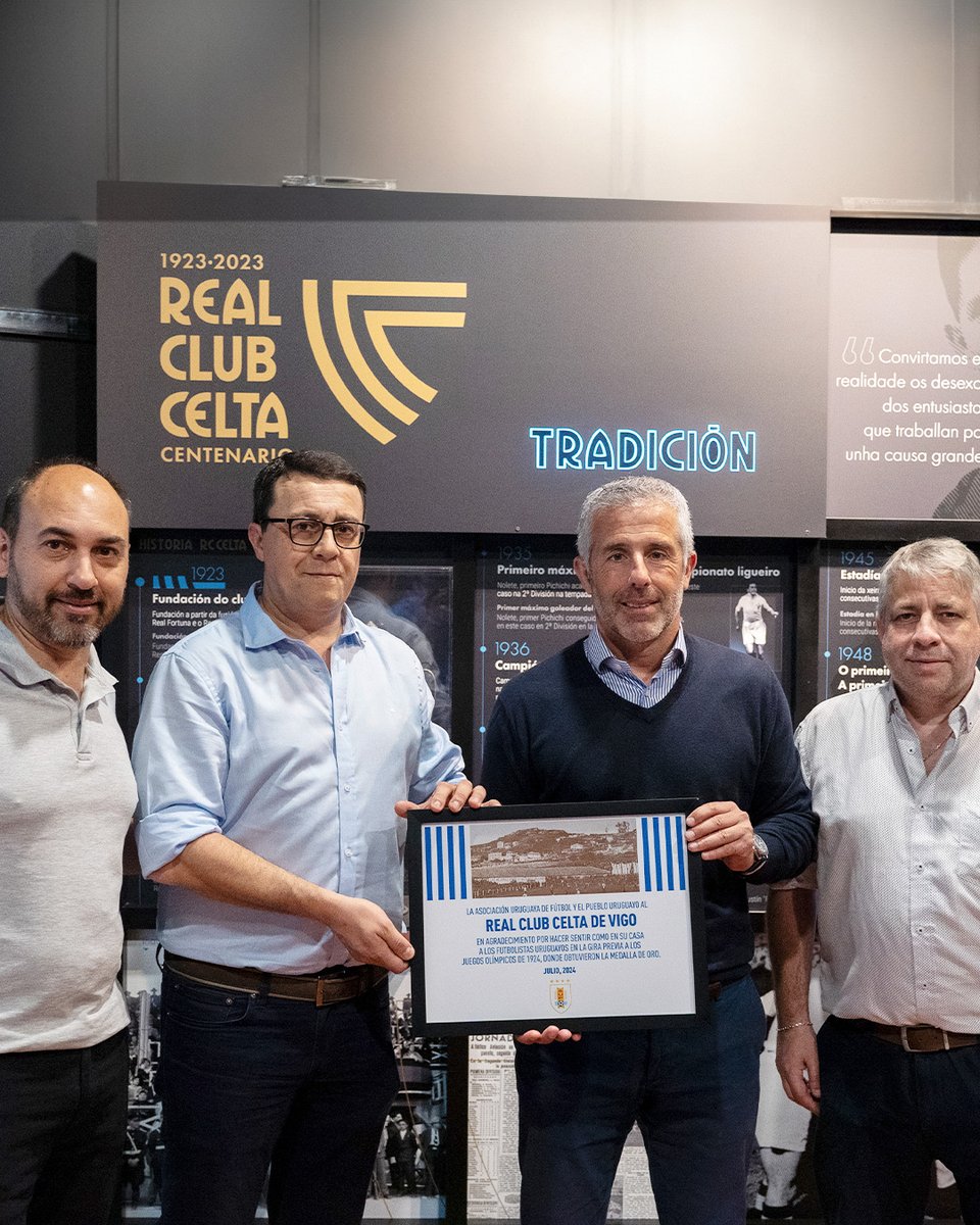 RCCelta's tweet photo. ¡GRACIAS, @Uruguay! 😍🇺🇾

Detallazo de la @AUFOficial por los 💯 años del Celta-Uruguay en Vigo.

¡El primer partido en Europa en la historia de la selección charrúa! https://t.co/Vt8QwxoSN0