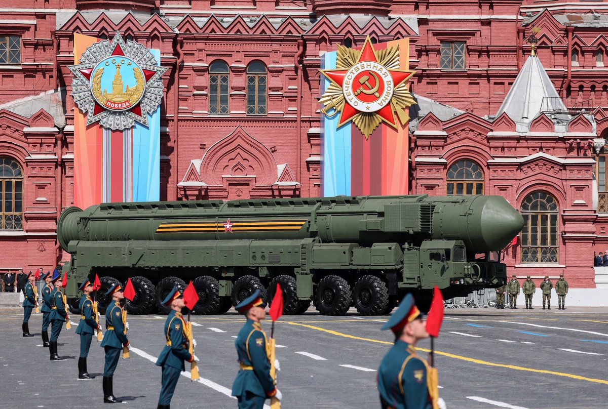 Breaking: 

Russia will deploy intermediate-range missiles with NUCLEAR warheads aimed at Europe.

This is in response to the US deploying similar missiles in Germany.

#WW3